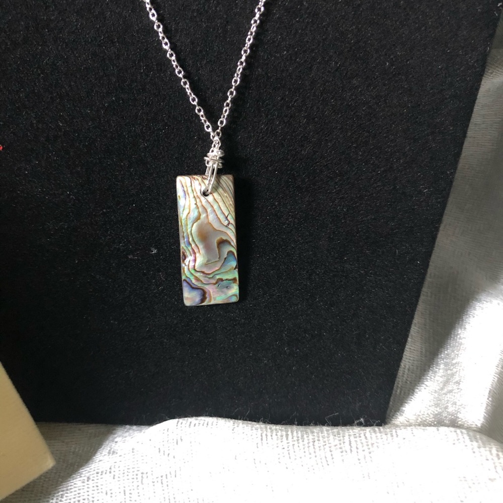 Minimalist Shell Necklace - Picture 3 of 3
